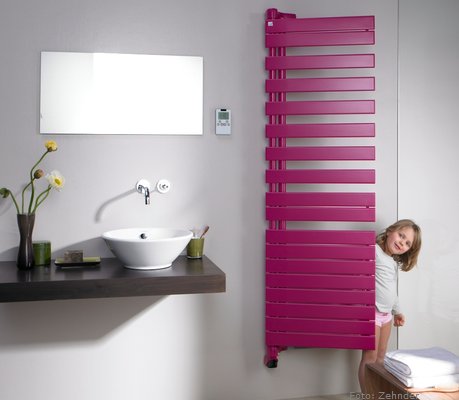 Der Design-Heizkörper Roda fürs Bad ist mit einen Heizlüfter kombiniert. <br />Während bei einem konventionellen Elektroheizkörper eine gewisse Aufheizzeit unvermeidlich ist, kann über den Heizlüfter schnell eine hohe Zusatz-Wärmeleistung erzielt werden. Der Design-Heizkörper Roda fürs Bad ist mit einen Heizlüfter kombiniert. <br />Während bei einem konventionellen Elektroheizkörper eine gewisse Aufheizzeit unvermeidlich ist, kann über den Heizlüfter schnell eine hohe Zusatz-Wärmeleistung erzielt werden.